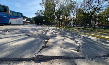 Gran deterioro y estado de abandono en la carpeta asfáltica del corredor interno de la terminal de ómnibus Manuel Belgrano. Gran deterioro y estado de abandono en la carpeta asfáltica del corredor interno de la terminal de ómnibus Manuel Belgrano.