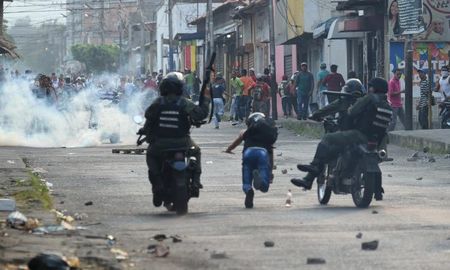 cinco muertos y camiones incendiados en venezuela cinco muertos y camiones incendiados en venezuela