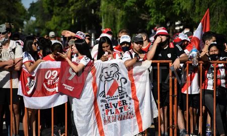 Los jugadores de River reconocieron el acompañamiento de una multitud de hinchas en el hotel, a la espera de la final con Colón por el Trofeo de Campeones. Los jugadores de River reconocieron el acompañamiento de una multitud de hinchas en el hotel, a la espera de la final con Colón por el Trofeo de Campeones.
