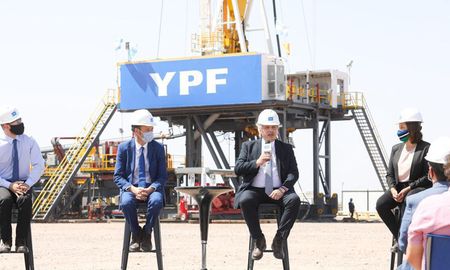 El presidente destacó que el Gobierno nacional tomó la decisión de “no aumentar las tarifas en un 70 por ciento, tal como estaba previsto, para que los argentinos no se queden sin gas”. El presidente destacó que el Gobierno nacional tomó la decisión de “no aumentar las tarifas en un 70 por ciento, tal como estaba previsto, para que los argentinos no se queden sin gas”.