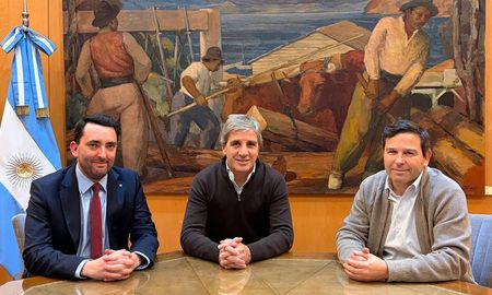 Juan Ignacio Stampalija, Luis Caputo y José García Hamilton en el despacho del ministro de Economía. Juan Ignacio Stampalija, Luis Caputo y José García Hamilton en el despacho del ministro de Economía.