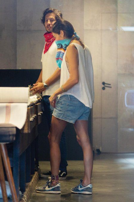 Juana Viale y su novio de vacaciones visitando tiendas.