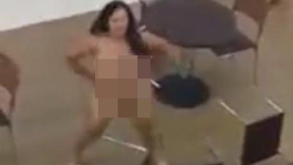 Una estudiante se desnudó y “perreó” frente a todos en la universidad