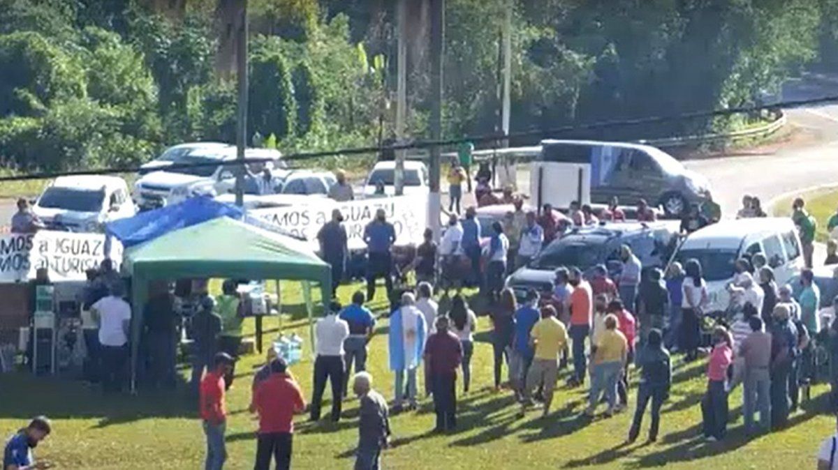 Manifestación en Puerto Iguazú por la reapertura de los pasos a Brasil y Paraguay.