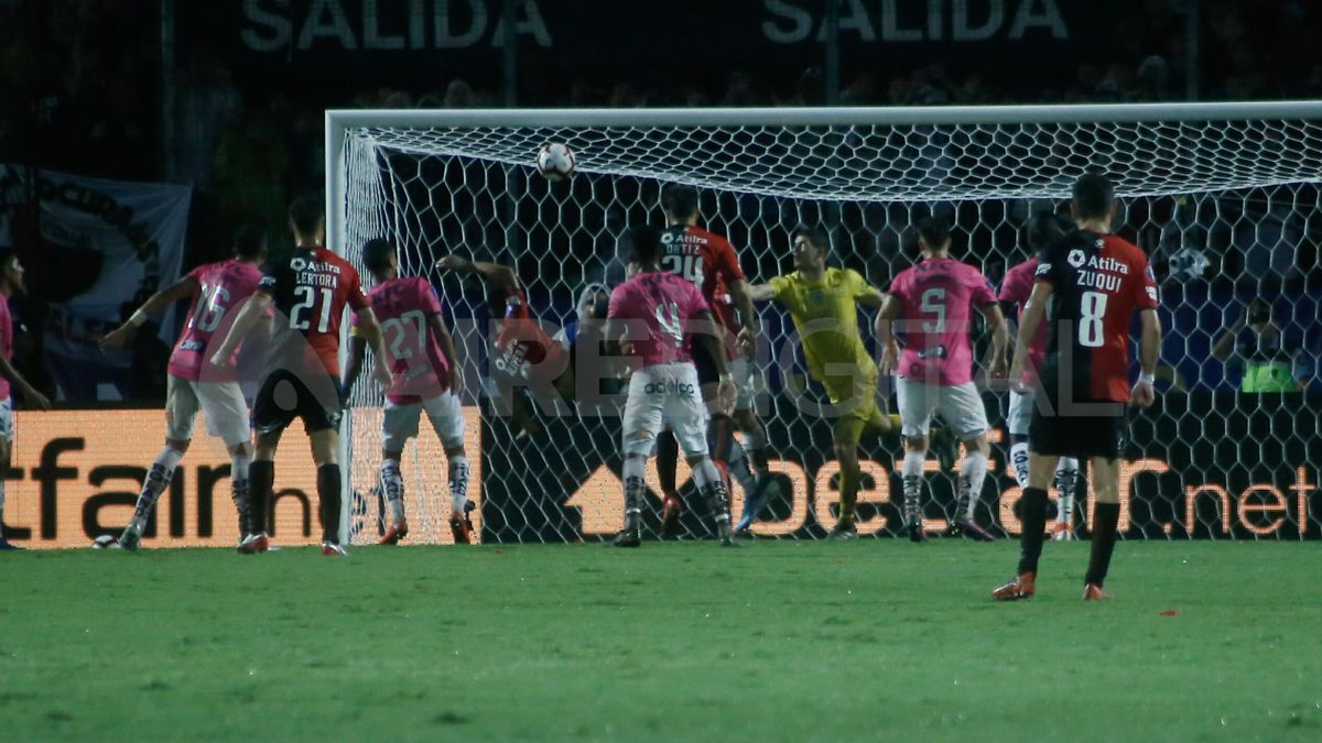 Una pirueta de Olivera le había dado esperanzas a Colón en la final. Una pirueta de Olivera le había dado esperanzas a Colón en la final.