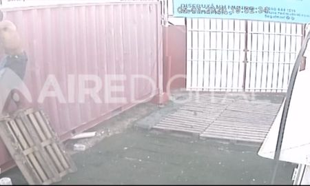 El robo de un reflector de las canchas de fútbol 5 del club Unión quedó registrado en un video El robo de un reflector de las canchas de fútbol 5 del club Unión quedó registrado en un video