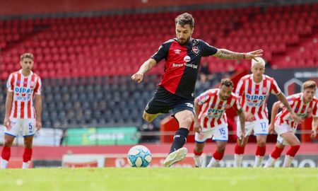 El primer amistoso post-pandemia fue entre Newells y Unión en Rosario. Los titulares empataron 1-1 y los suplentes del Tatengue se llevaron la victoria por 2-1. El primer amistoso post-pandemia fue entre Newells y Unión en Rosario. Los titulares empataron 1-1 y los suplentes del Tatengue se llevaron la victoria por 2-1.