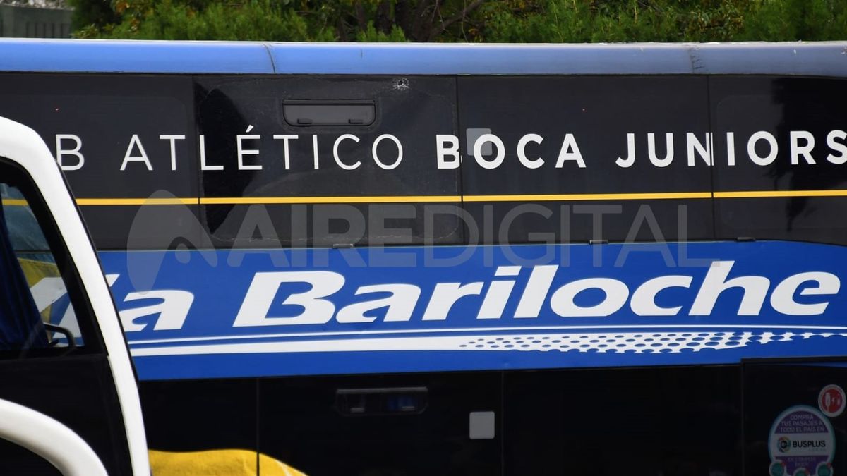 Hinchas de Central apedrearon el colectivo de Boca en el Parque Alem de Rosario.