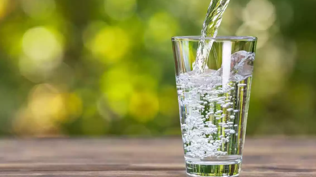 El agua es un eficaz vehículo para transportar las vitaminas y sales minerales que necesitan nuestras células.