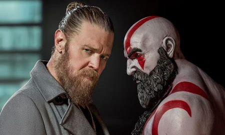 Ryan Hurst se somete a una transformación física impresionante para encarnar a un Kratos maduro, marcado por las cicatrices de su pasado y el peso de su presente. Ryan Hurst se somete a una transformación física impresionante para encarnar a un Kratos maduro, marcado por las cicatrices de su pasado y el peso de su presente.