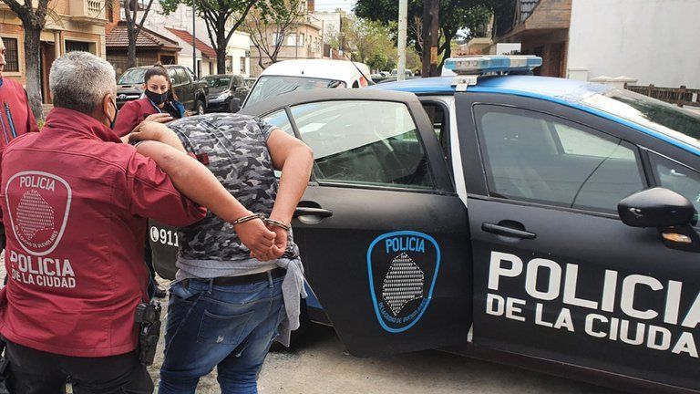 Uno de los delincuentes tras ser detenido.