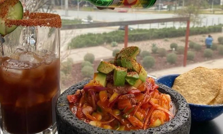 Fue a comer a un restaurante con su pareja, pidió la cuenta y un recargo en el ticket la indignó Fue a comer a un restaurante con su pareja, pidió la cuenta y un recargo en el ticket la indignó