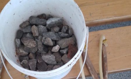 Los policías descubrieron que los menores llevaban un balde con piedras. Los policías descubrieron que los menores llevaban un balde con piedras.