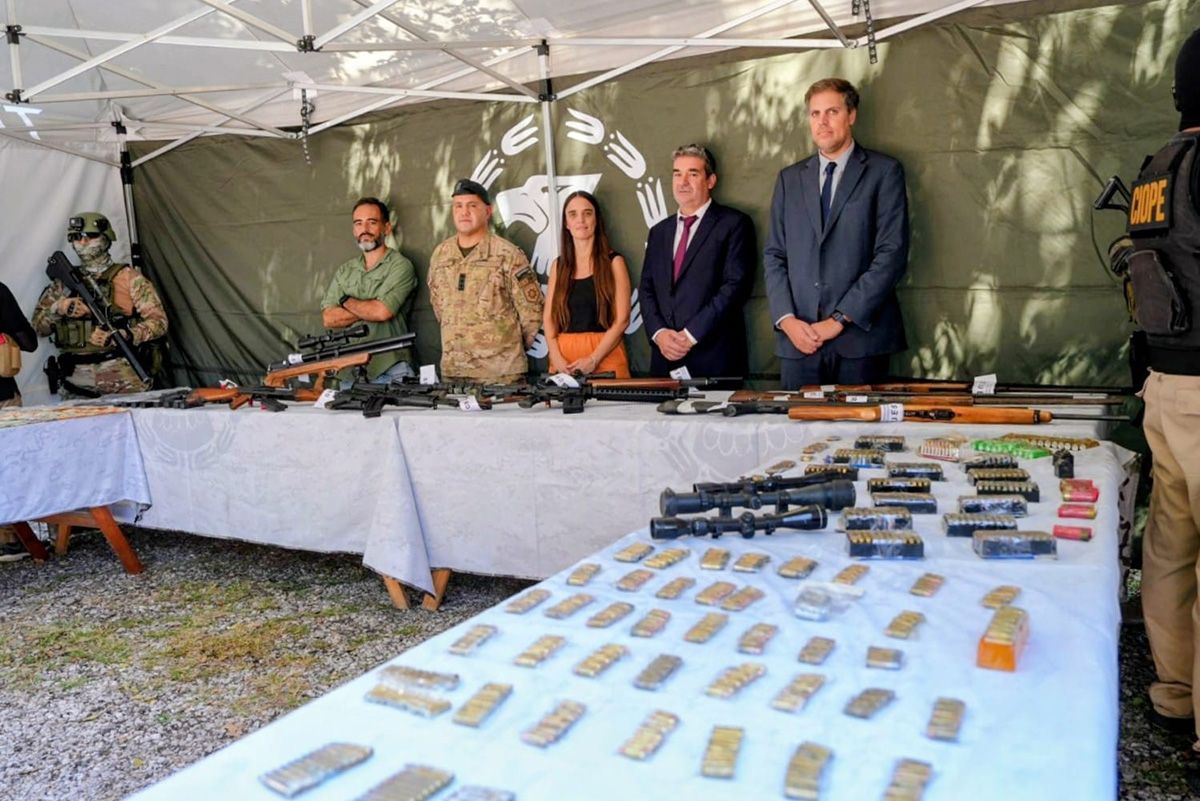 Los policías incautaron dos fusiles 5.56 mm, tipo AR 15, una AK47, seis pistolas, de marca Glock, ZZ y Bersa, y también unas 800 balas de distintos calibre.