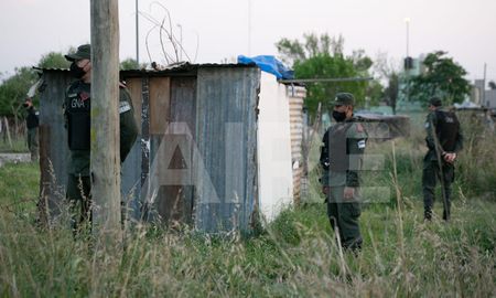 La semana pasada se desalojó a las familias que usurpaban terrenos federales en el norte de Santa Fe. En Rosario hay ocho tomas de tierras vigentes. La semana pasada se desalojó a las familias que usurpaban terrenos federales en el norte de Santa Fe. En Rosario hay ocho tomas de tierras vigentes.