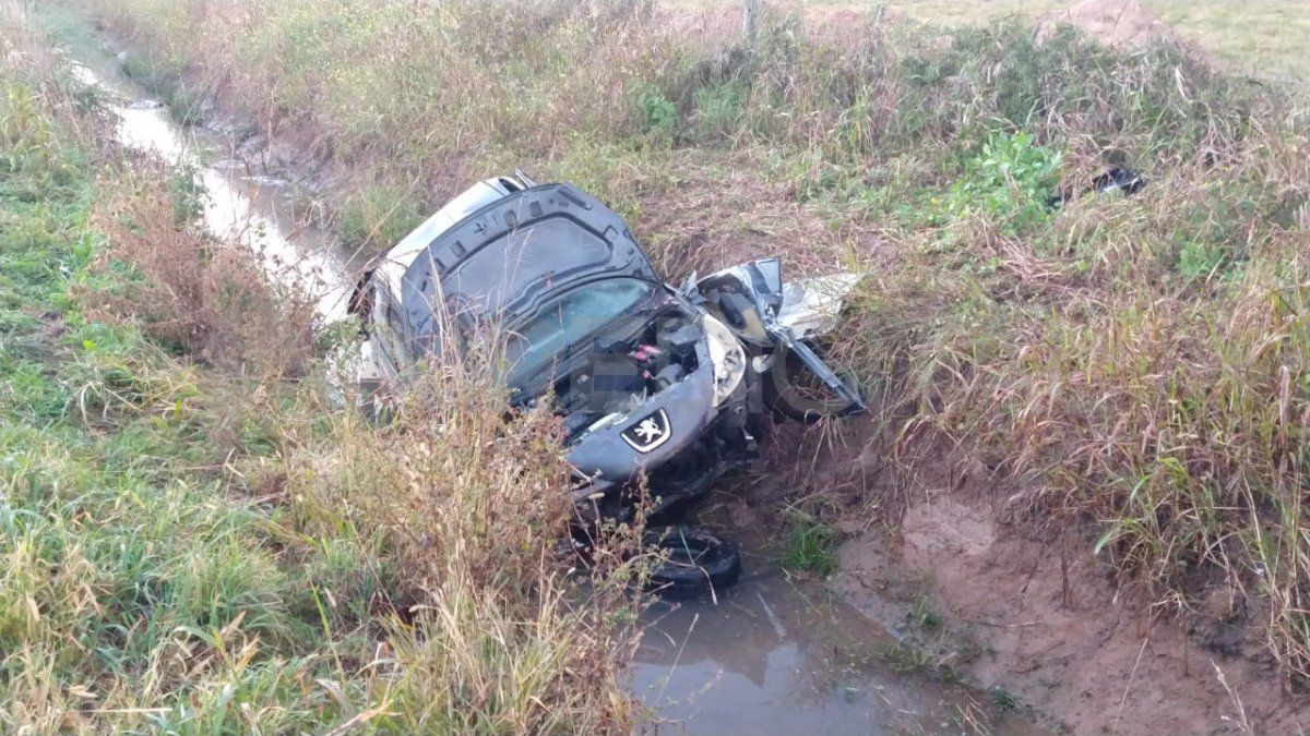 El conductor de 30 años quedó atrapado entre los hierros retorcidos. Los bomberos trabajaron para poder sacarlo.