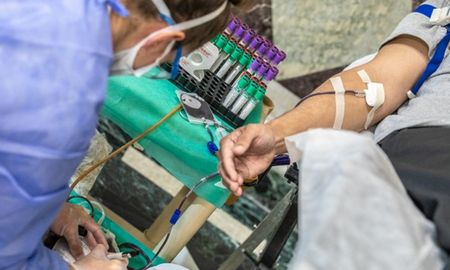 En la antesala del día del donante voluntario de sangre, fecha que se celebra el 14 de junio, personal del hopsital José María Cullen trabaja para sumar voluntarios y cubrir así la demanda del nosocomio. En la antesala del día del donante voluntario de sangre, fecha que se celebra el 14 de junio, personal del hopsital José María Cullen trabaja para sumar voluntarios y cubrir así la demanda del nosocomio.
