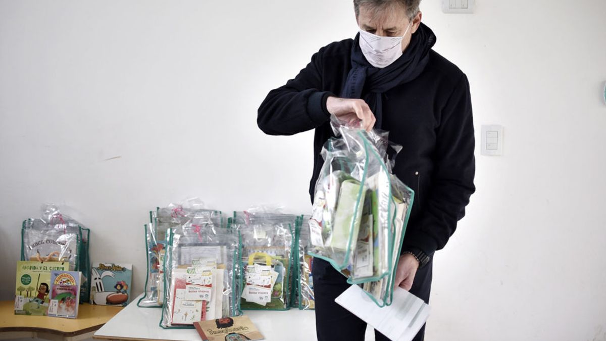 El intendente entregó kits con libros en el Jardín Municipal de barrio Chalet.