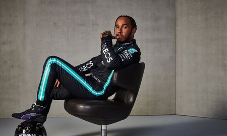 Lewis Hamilton todavía no renovó con Mercedes y Ralf Schumacher, ex piloto de Fórmula 1, lo criticó por esta dilatación de las negociaciones. Lewis Hamilton todavía no renovó con Mercedes y Ralf Schumacher, ex piloto de Fórmula 1, lo criticó por esta dilatación de las negociaciones.