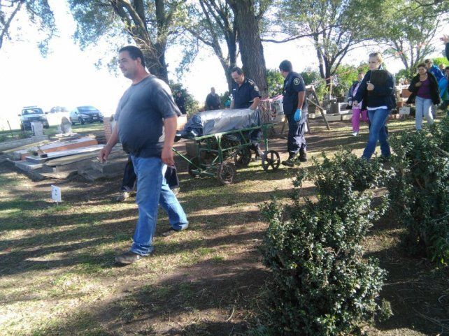 Hallan un féretro al exhumar la tumba del niño que fue hallado mutilado en Miramar