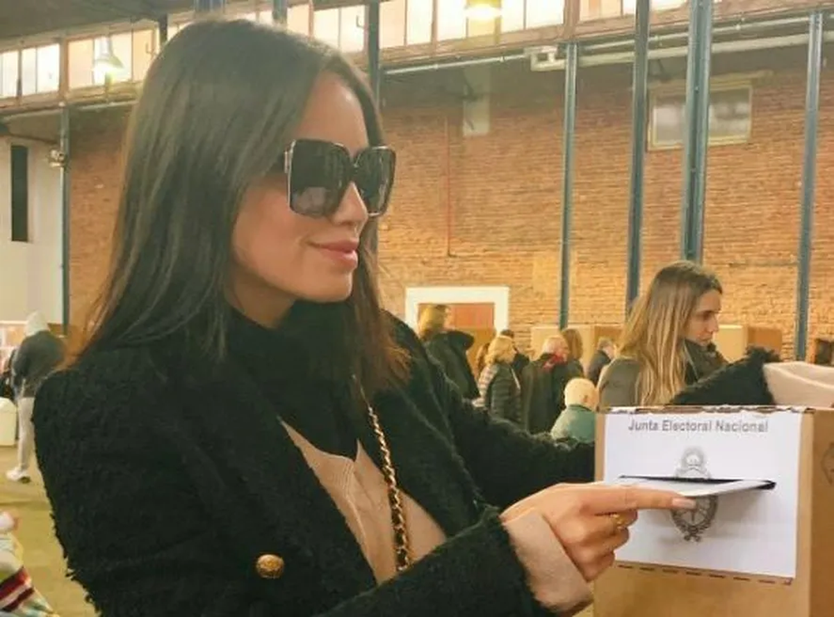 Lali Espósito fue a votar pero no quiso hablar sobre la situación del país. Lali Espósito fue a votar pero no quiso hablar sobre la situación del país.