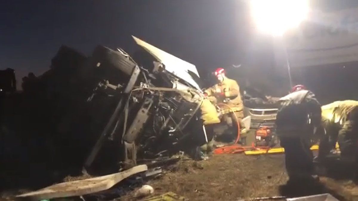 Personal de seguridad vial de la empresa Aubasa espera a los peritos para poder retirar los vehículos.