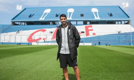 Suárez, de 35 años, quedó libre de Atlético de Madrid luego de dos temporadas. El atacante esperó hasta último momento una oferta de equipos grandes de Europa pero terminó inclinándose por volver al club que lo vio nacer futbolísticamente y del que es hincha declarado. Suárez, de 35 años, quedó libre de Atlético de Madrid luego de dos temporadas. El atacante esperó hasta último momento una oferta de equipos grandes de Europa pero terminó inclinándose por volver al club que lo vio nacer futbolísticamente y del que es hincha declarado.