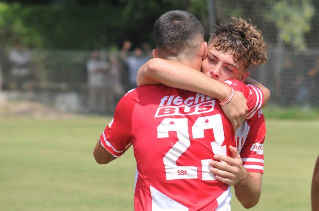 Festejo de gol de Jerónimo Domina con Mateo Del Blanco