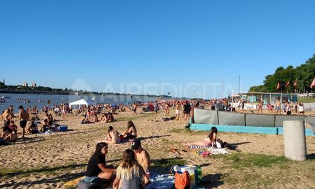 Ahora los bañistas podrán ingresar al aga en la Costanera Este. Ahora los bañistas podrán ingresar al aga en la Costanera Este.