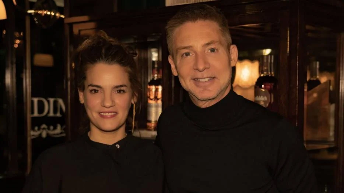 Adrián Suar celebró el éxito de "30 noches con mi ex" junto a Pilar Gamboa tras acumular más de medio millón de espectadores.