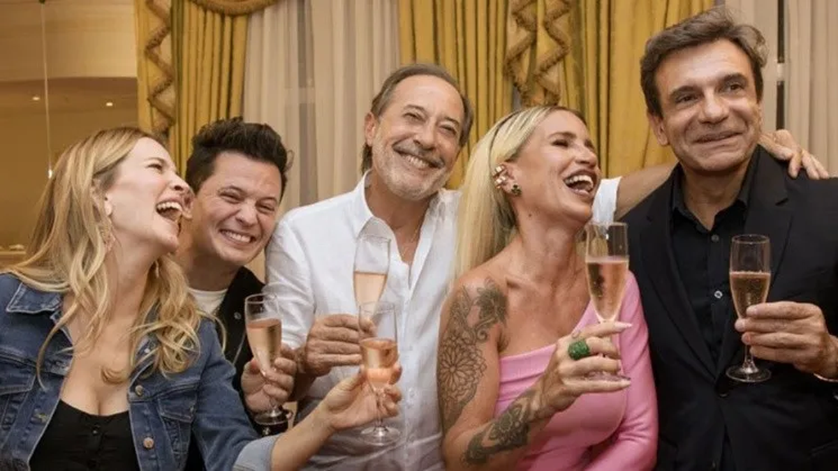 El elenco brindó, festejando el inminente estreno y esperado regreso