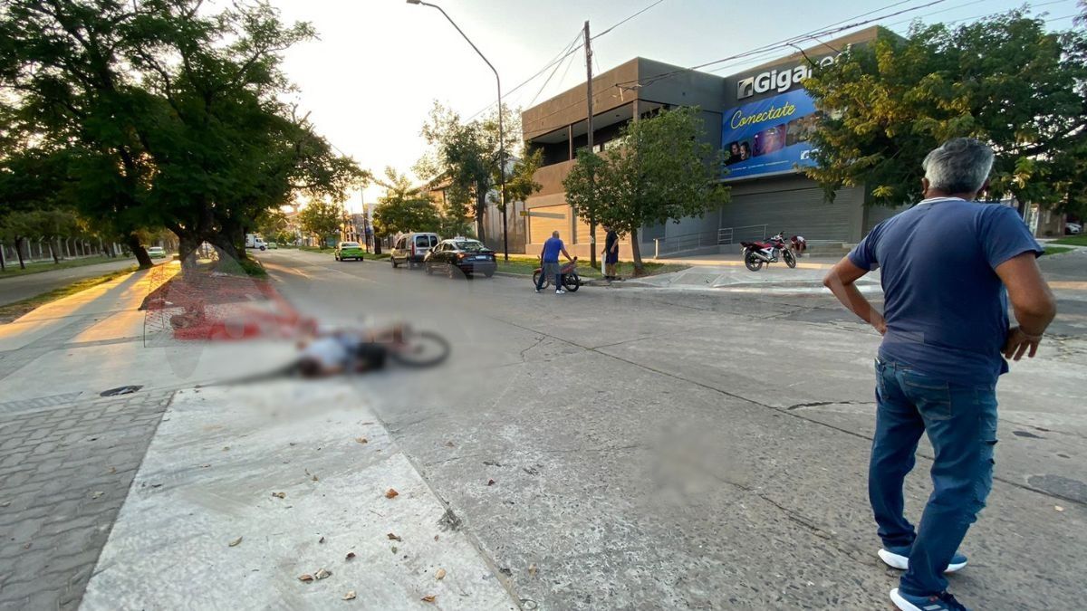 Un ciclista fue atropellado por un motociclista y la ambulancia tardó 45 minutos.