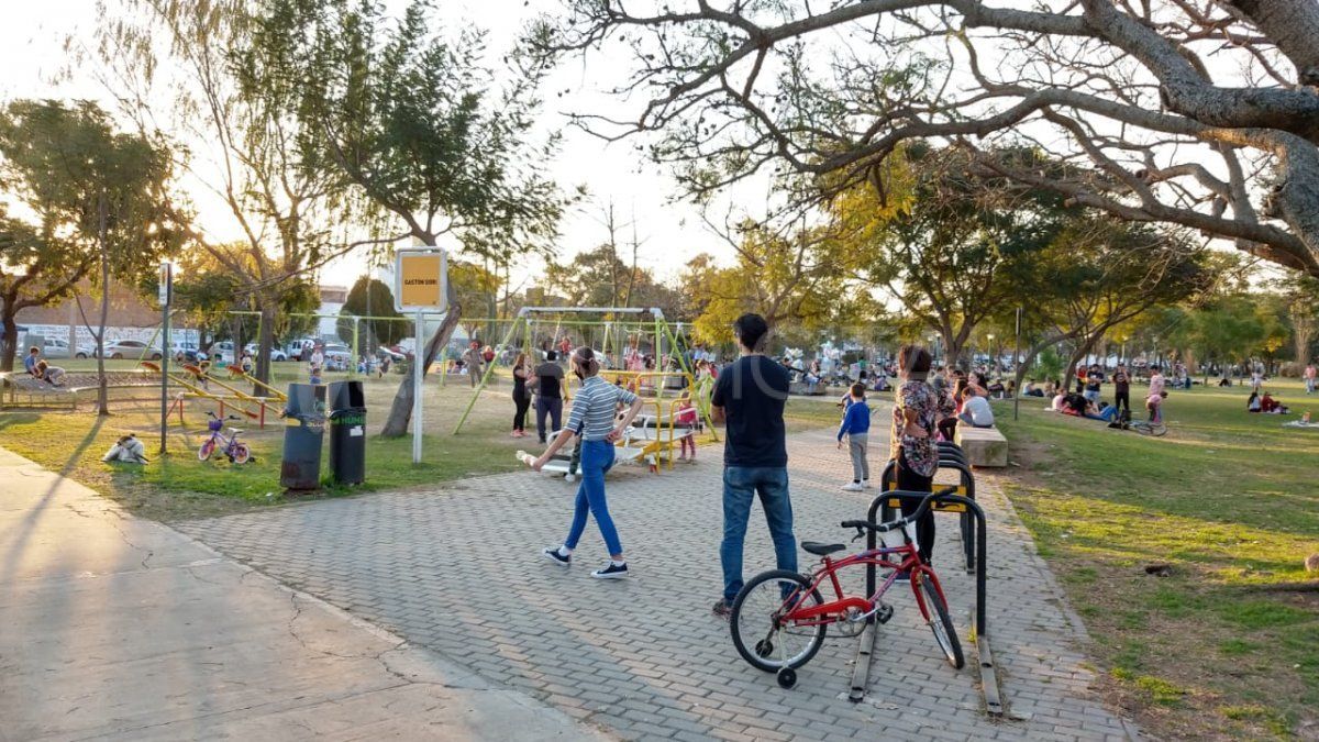 Atraídos por el buen clima, los santafesinos salieron a las calles de Santa Fe.