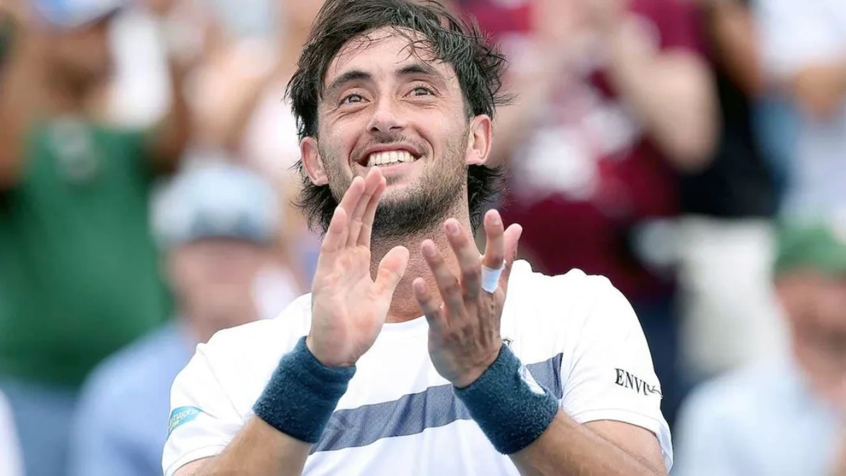 Thiago Tirante agradece el apoyo del público durante su gran actuación en el Masters 1000 de Cincinnati, donde sigue haciendo historia. Thiago Tirante agradece el apoyo del público durante su gran actuación en el Masters 1000 de Cincinnati, donde sigue haciendo historia.