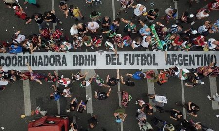 La coordinadora de Derechos Humanos del Fútbol Argentino homenajea a los 33 fubolistas desaparecidos en la última dictadura militar argentina. La coordinadora de Derechos Humanos del Fútbol Argentino homenajea a los 33 fubolistas desaparecidos en la última dictadura militar argentina.