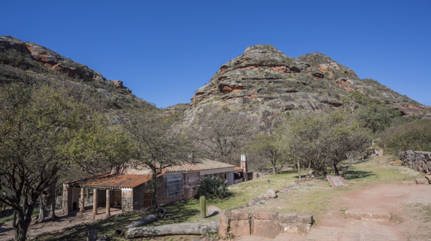 El bosque de matos y quebrachos blancos rodea los cerros de arenisca roja, creando un microclima ideal para el descanso y la preservación de especies autóctonas.