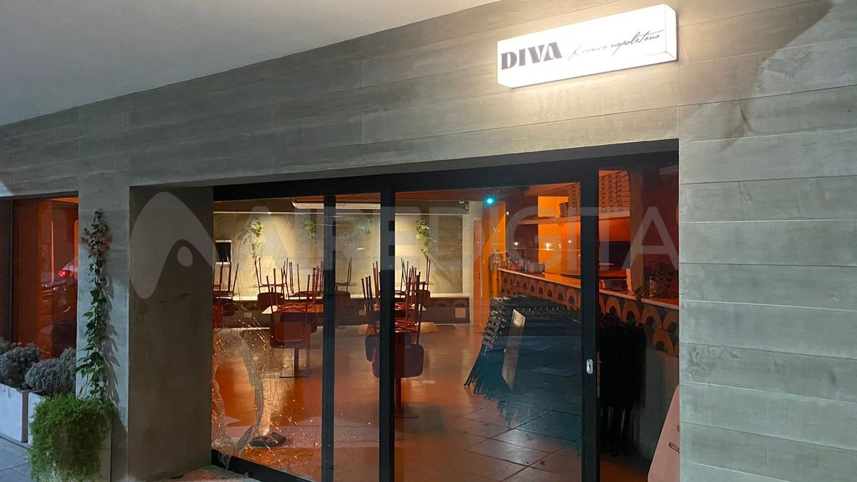 Rompieron parte de la vidriera y entraron a robar en una pizzería en pleno bulevar. Rompieron parte de la vidriera y entraron a robar en una pizzería en pleno bulevar.