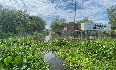 El agua ingresó de manera imprevista a muchas viviendas. El agua ingresó de manera imprevista a muchas viviendas.