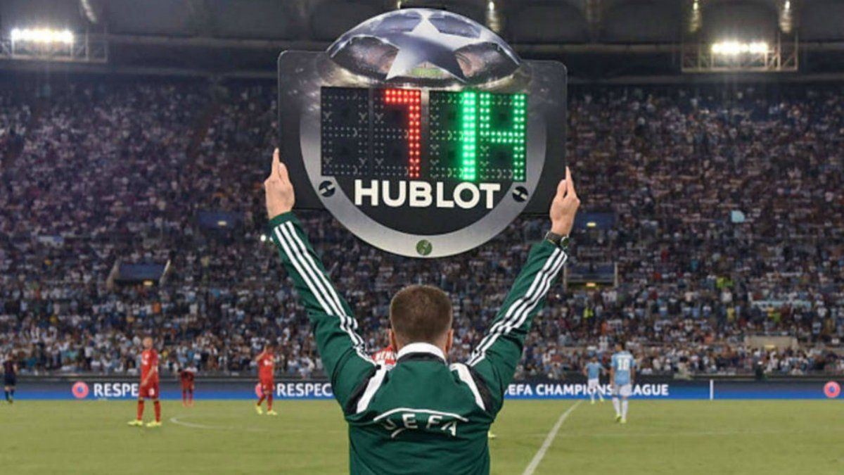 La FIFA autorizó que hasta 2022 se mantengan las cinco sustituciones por partido.