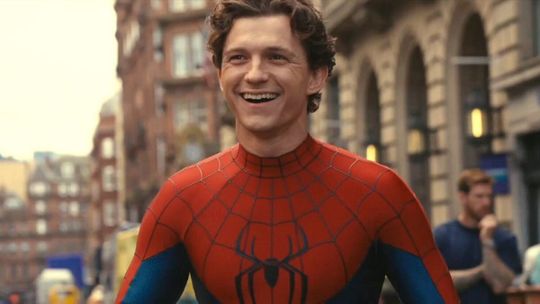 Tom Holland luce el nuevo diseño del traje de Spider-Man en las imágenes oficiales de Brand New Day.