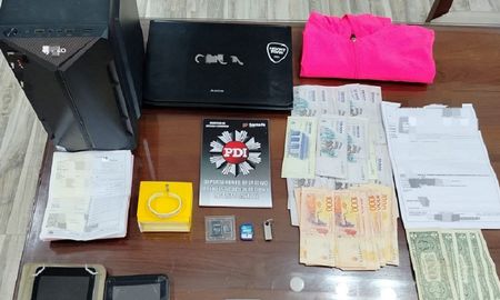 Parte de los elementos secuestrados en la casa de uno de los investigados. Parte de los elementos secuestrados en la casa de uno de los investigados.