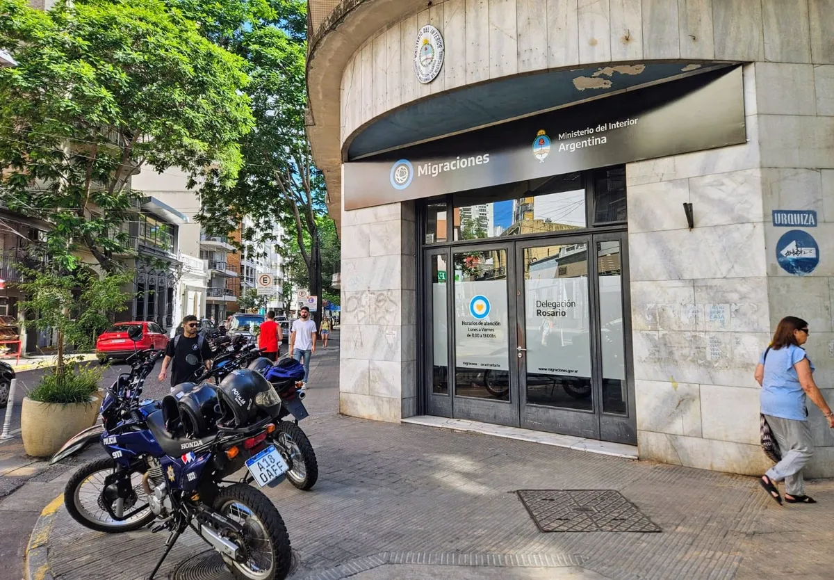 La última amenaza fue dejada debajo de la puerta en la Oficina de Migraciones que tiene el Ministerio del Interior en Rosario. La última amenaza fue dejada debajo de la puerta en la Oficina de Migraciones que tiene el Ministerio del Interior en Rosario.