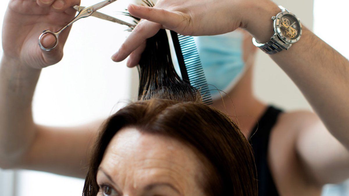 Dos peluqueras en Estados Unidos trabajaron sin saber que ten&iacute;an coronavirus.