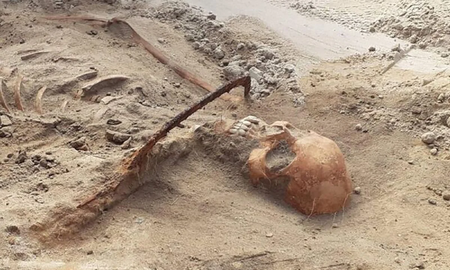 Encontraron a una mujer vampira con una hoz en el cuello para evitar que se escape de su tumba Encontraron a una mujer vampira con una hoz en el cuello para evitar que se escape de su tumba
