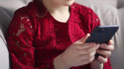 Le dieron un celular a su hija de 12 años y le hicieron firmar un curioso contrato que enfureció a las redes sociales
