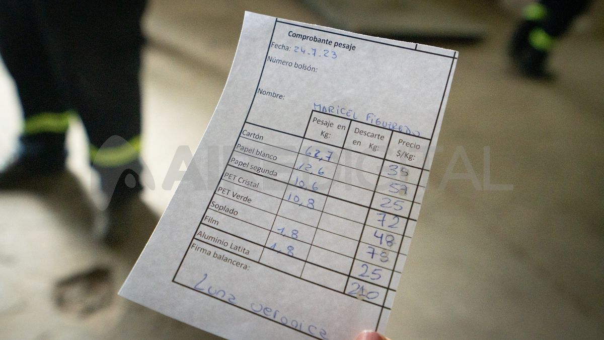 El trabajador recibe un ticket con el importe que se abonará por lo que entregó. El trabajador recibe un ticket con el importe que se abonará por lo que entregó.