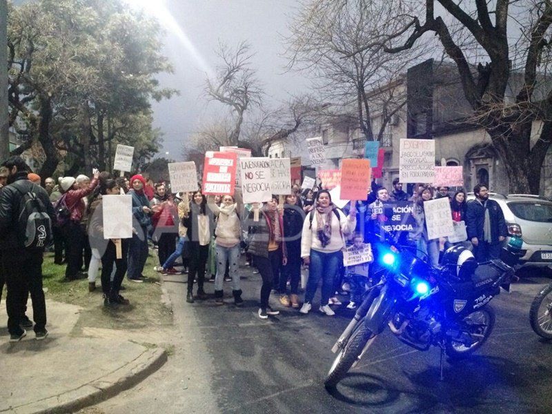 Alumnos del Instituto N° 8 reclaman que se les pague a sus docentes