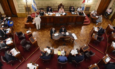 De los 18 senadores provinciales que buscarán ser reelectos –Miguel Rabbia no buscó renovar su banca por Rosario–, 17 fueron los precandidatos más votados en sus departamentos. De los 18 senadores provinciales que buscarán ser reelectos –Miguel Rabbia no buscó renovar su banca por Rosario–, 17 fueron los precandidatos más votados en sus departamentos.