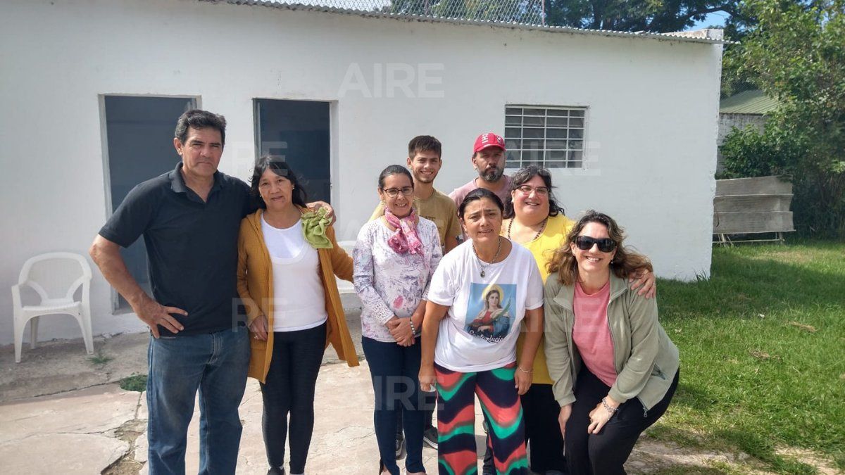 Las personas a cargo de la capilla que realizan beneficios para recuperar lo robado.