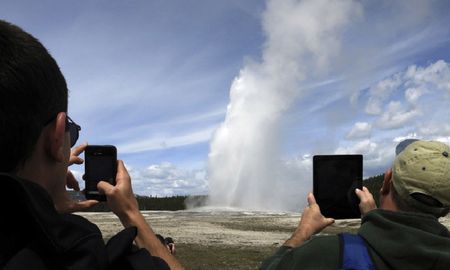 fue al parque de yellowstone cerrado por la cuarentena, se cayo a las aguas termales y termino quemada fue al parque de yellowstone cerrado por la cuarentena, se cayo a las aguas termales y termino quemada